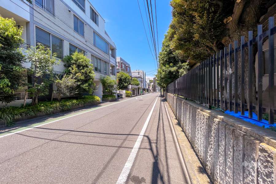 敷地東側の前面道路（南側から）
