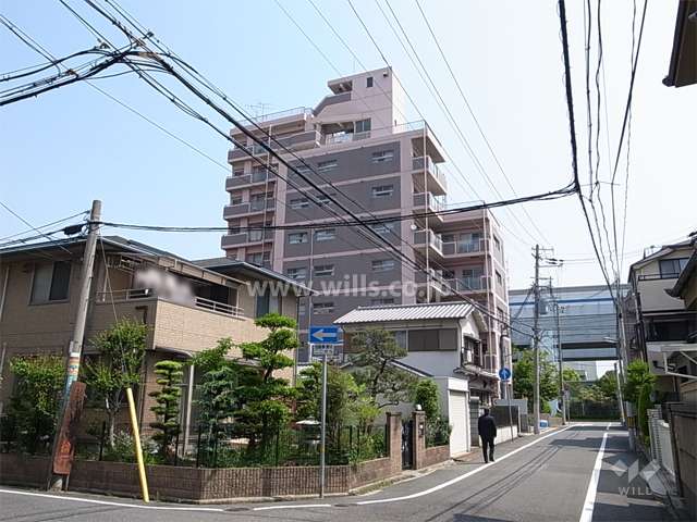 周辺はマンションと一戸建てが混在する住宅地です。