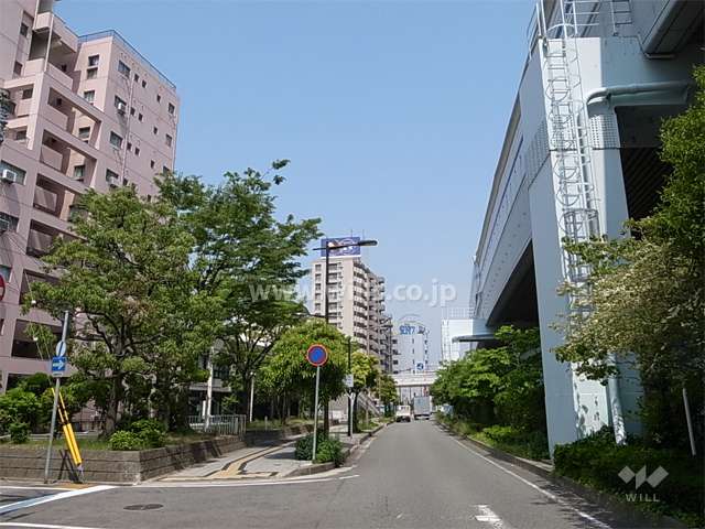 敷地北側には緑地、測道を挟んで、国道43号線と阪神高速が走っています。