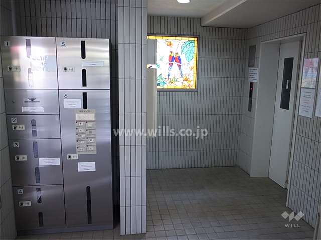 ステンドガラスのあるエントランスホール（宅配ボックス付き）