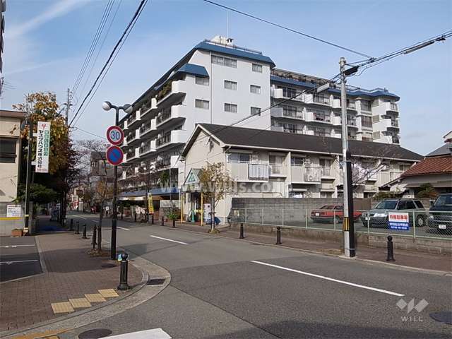 周辺には店舗が多く建ち並んでいます。