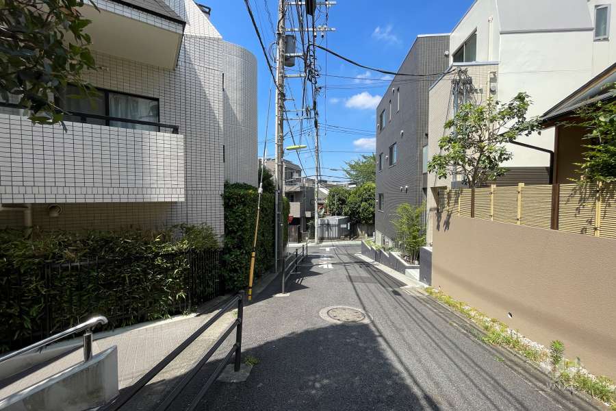 敷地の北側前面道路（東側から）