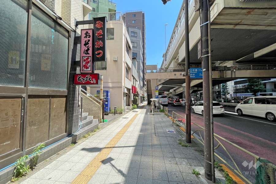 敷地南東側の前面道路（南西側から）