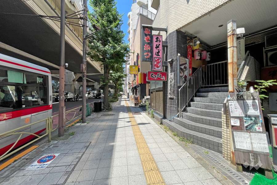 敷地南東側の前面道路（北東側から）