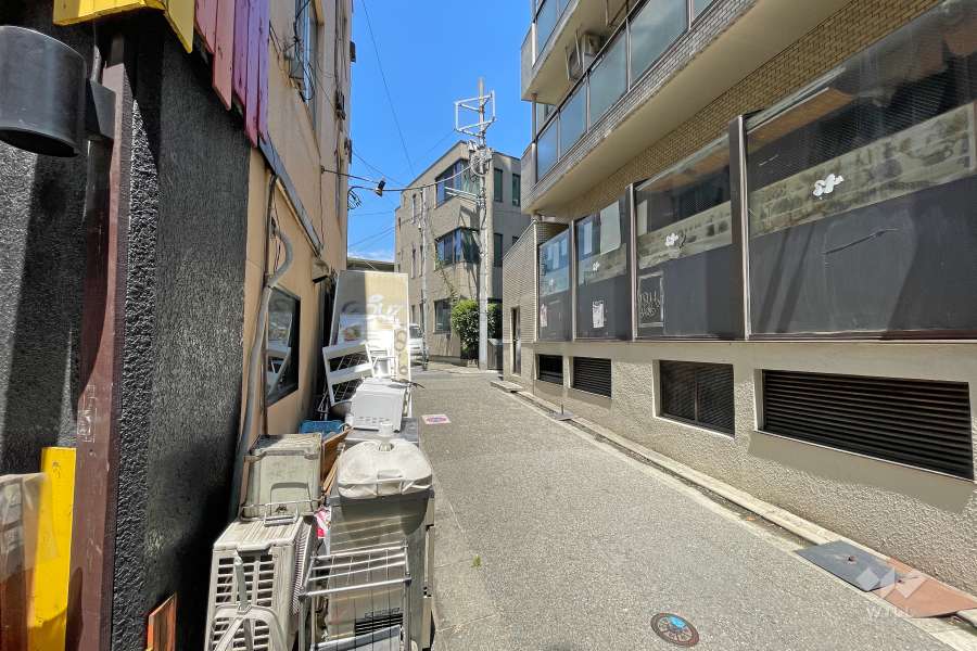 敷地南側の前面道路（東側から）