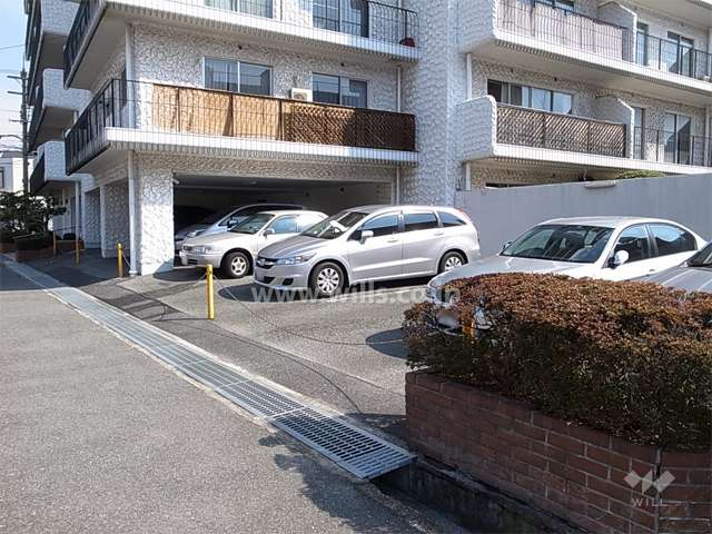 敷地西側の駐車場（平面式）