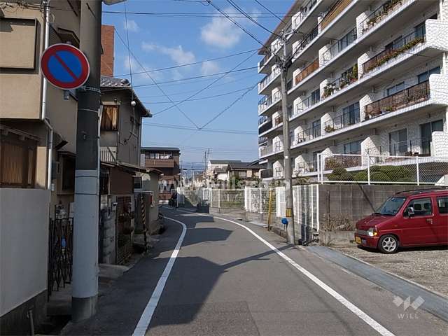 敷地南側の前面道路。敷地の南、西、北の3方が接道しています。