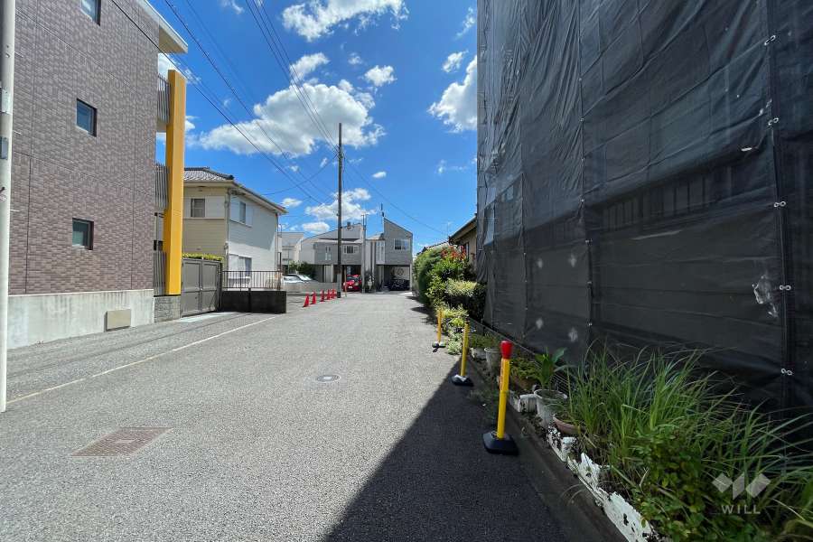 敷地東側の前面道路（北側から）