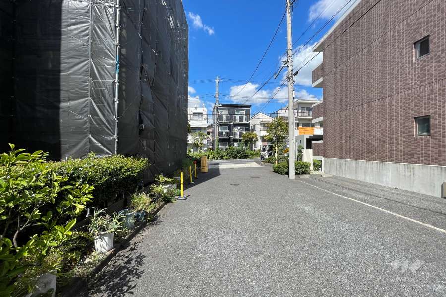 敷地東側の前面道路（南側から）