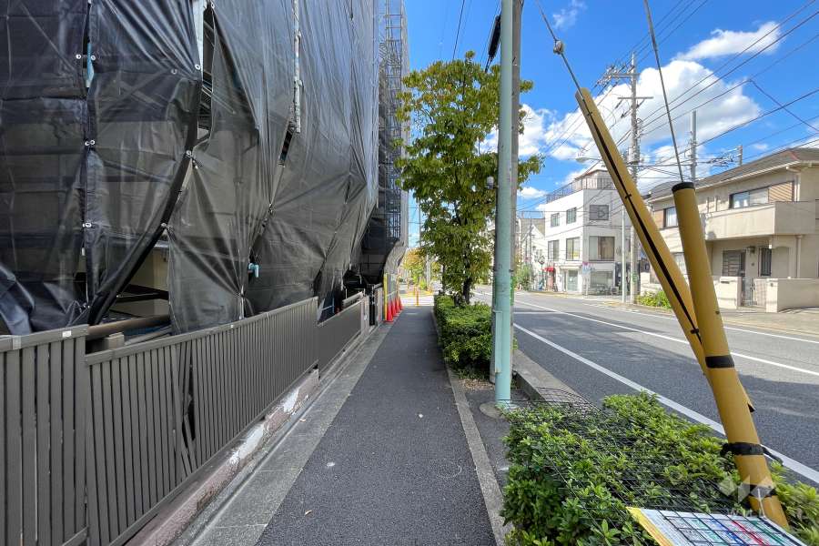 敷地北側の前面道路（東側から）