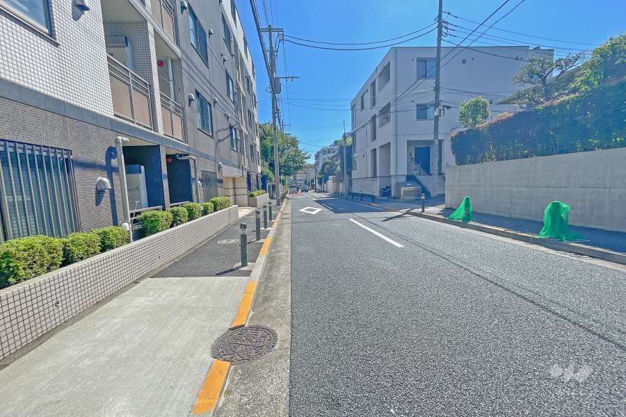 敷地南西側の前面道路（北西側から）