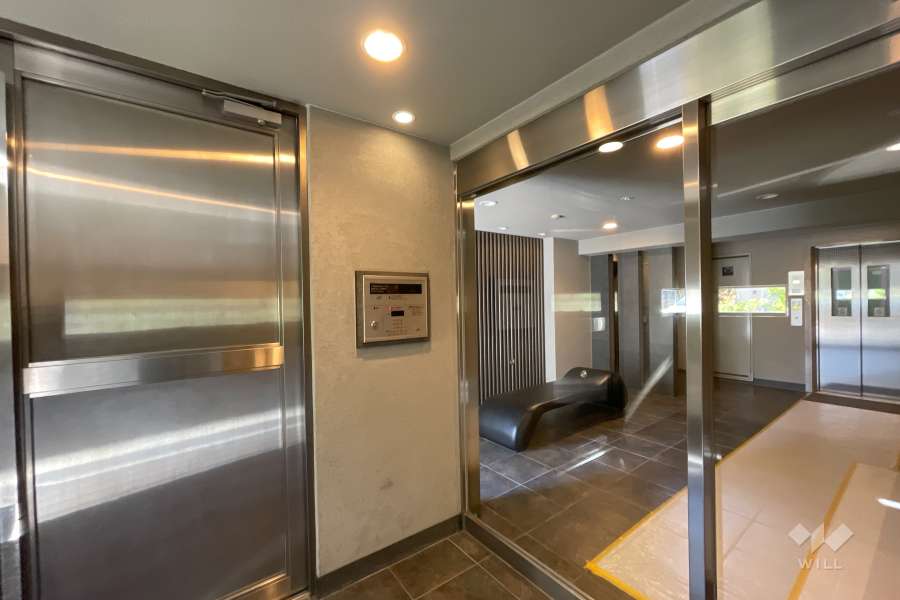 エントランスはオートロック付きです。