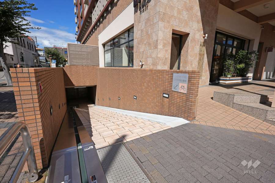駐輪場の出入口（道路側から）