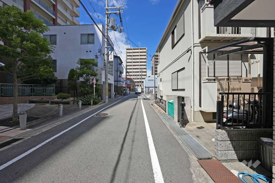 敷地東側の前面道路（南側から）