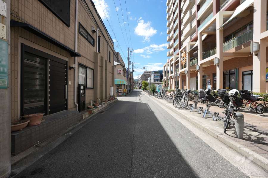 敷地南側の前面道路（東側から）