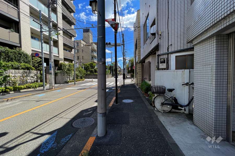 敷地西側の前面道路（北側から）