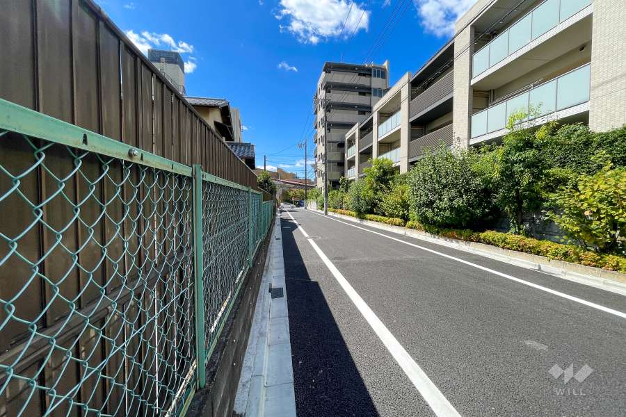 敷地南側の前面道路（東側から）