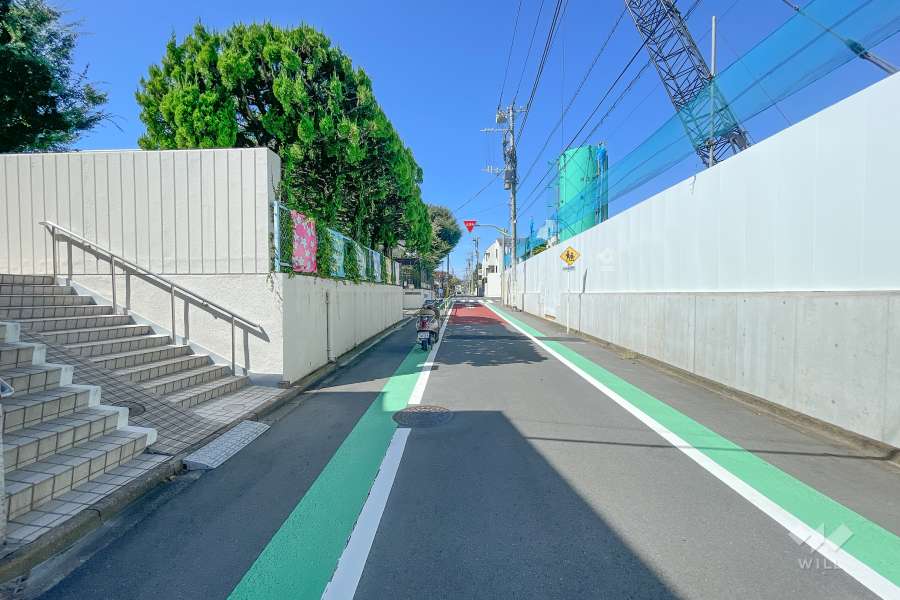 敷地内北東側の前面道路（南東側から）