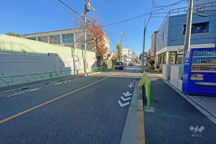 敷地北側の前面道路（西側から）