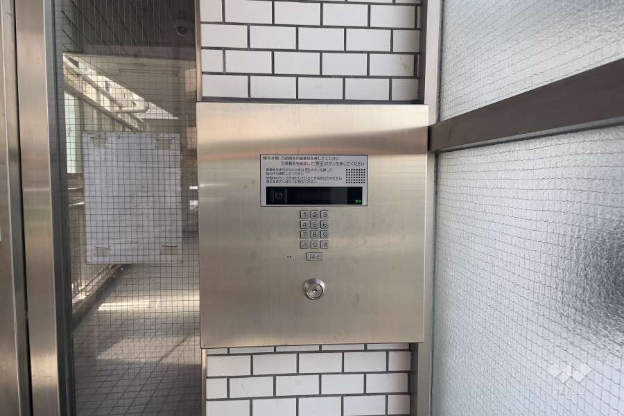 エントランスはオートロック付きです。