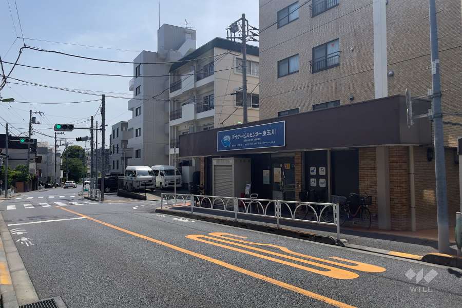 敷地北側の前面道路（西側から）