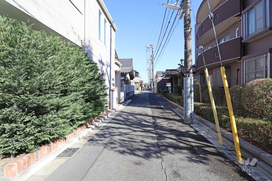 敷地北側の前面道路(西側から）