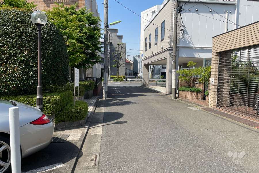 敷地北西側の前面道路（北東側から）