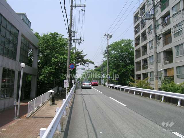 すぐ南側には道を挟んで、西宮市立中央図書館があります。