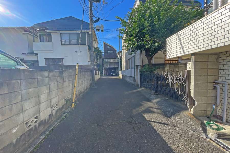 敷地西側の前面道路（北側から）