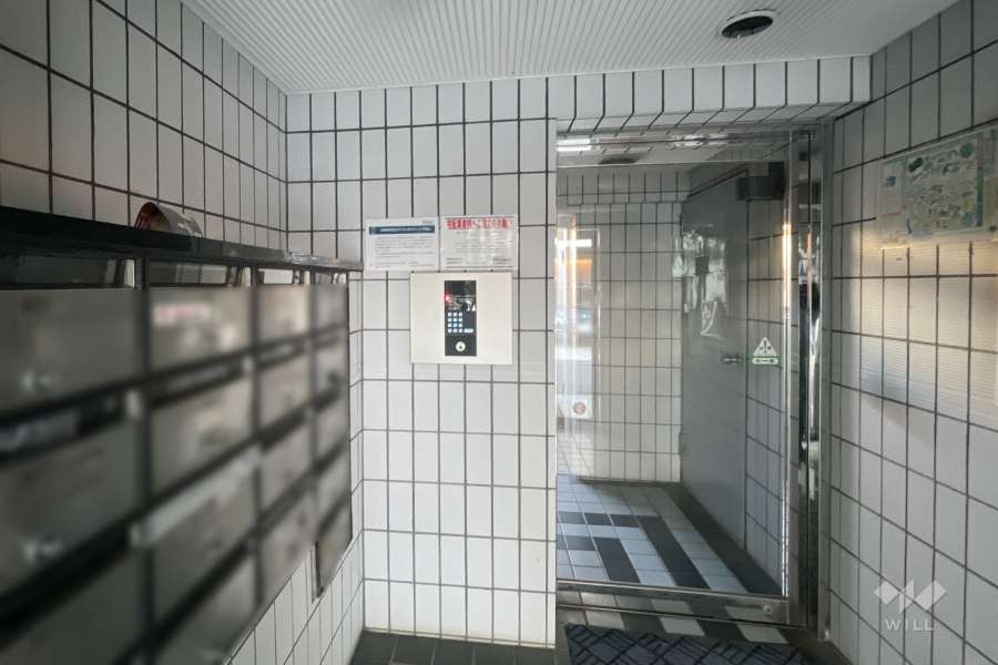 エントランスはオートロック付きです。
