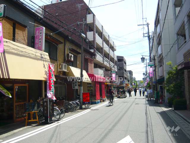 周辺は駅前の商業地で、住宅の他、店舗や事務所も多く立ち並んでいます。