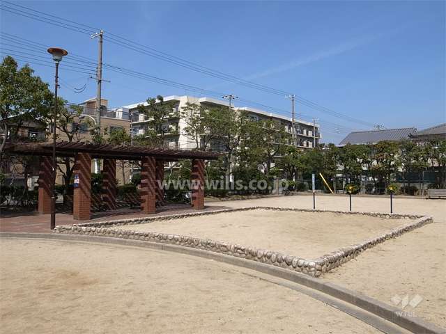 敷地南東側にある公園から見た香櫨園壱番館