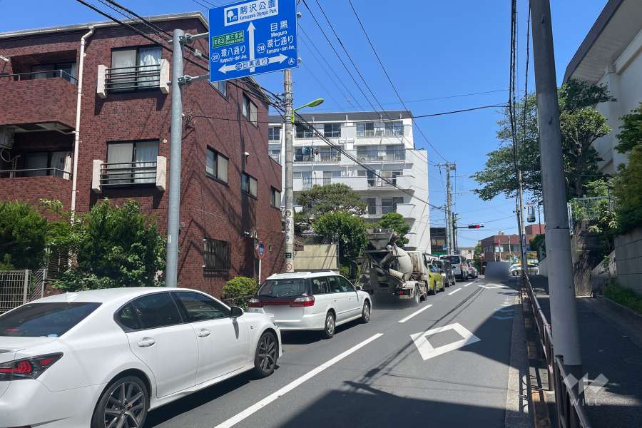 敷地東側の前面道路（南側から）