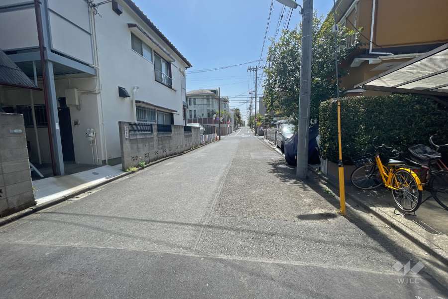 敷地東側の前面道路（北側から）