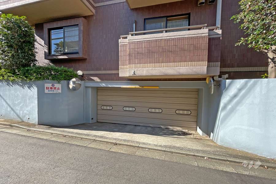 駐車場の出入り口（シャッター付き）