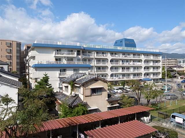 周辺はマンションと一戸建てが混在する静かな住宅地です。