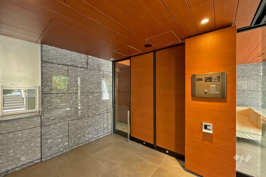 エントランスはオートロック付きです。