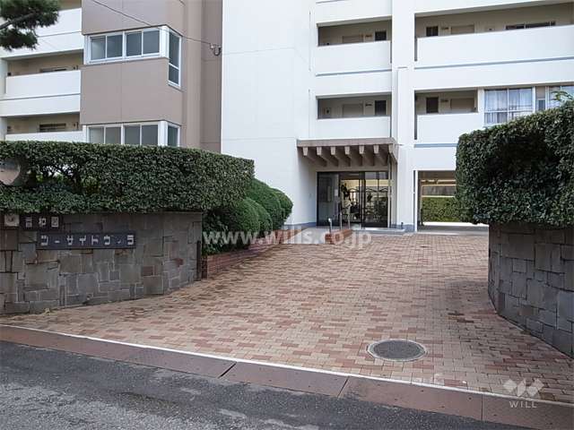 敷地入口。敷地の周囲は生け垣に囲まれています。