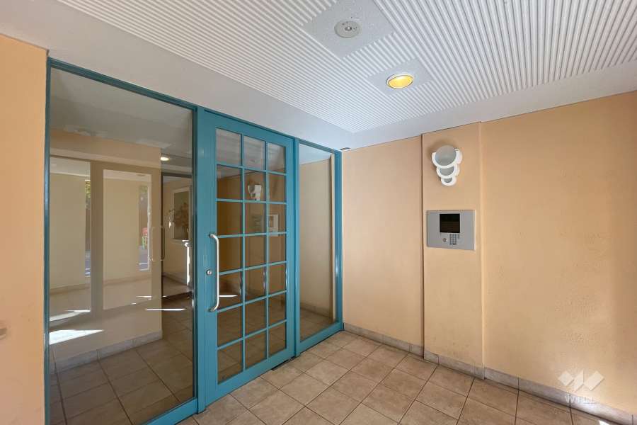 エントランスはオートロック付きです。　