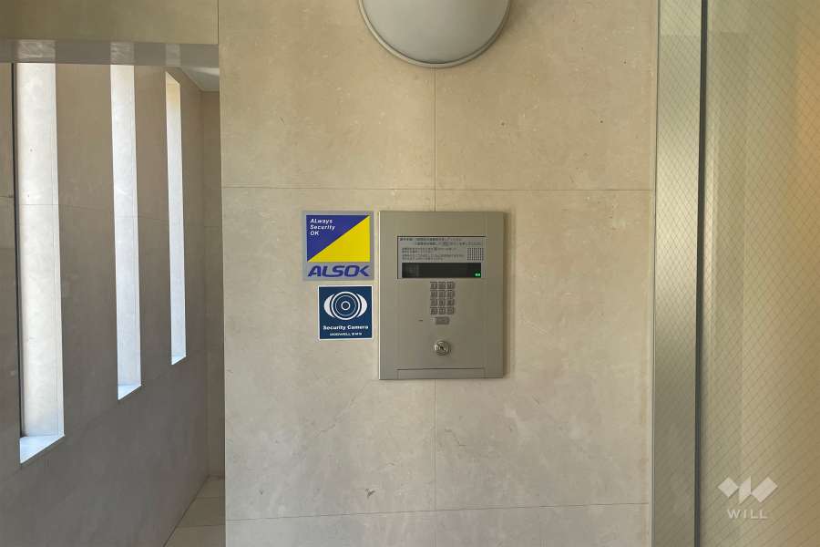 エントランスはオートロック付きです。　