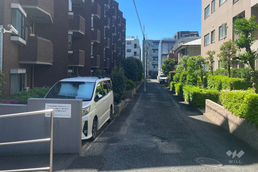 敷地西側の前面道路　