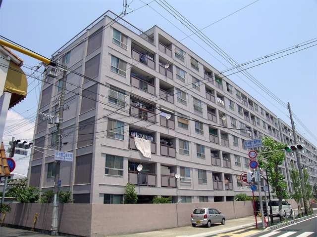 甲子園第8コーポラスA棟の外観（南東側から）