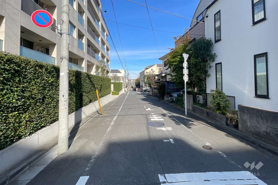 敷地東側の前面道路（南側から）