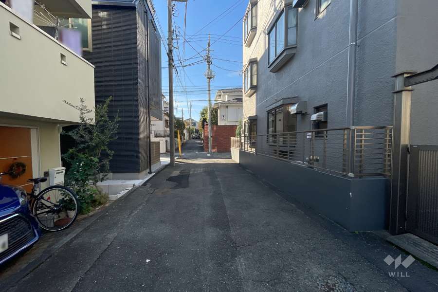 敷地東側の前面道路（北側から）