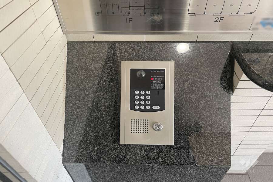 エントランスはオートロック付きです。　