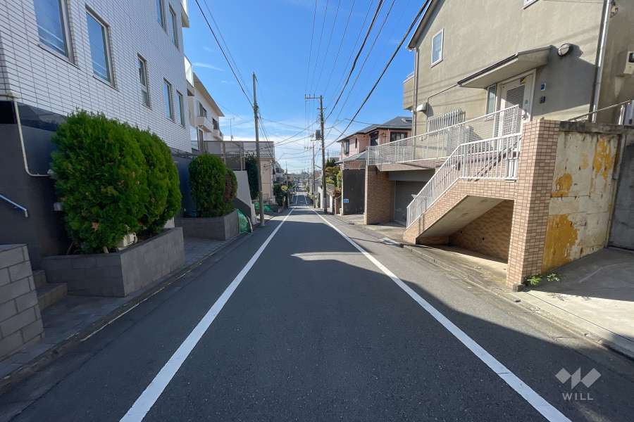 敷地西側の前面道路