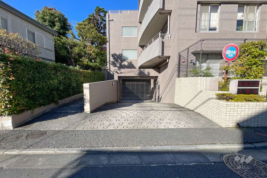 駐車場の出入り口（リングシャッター付き）　