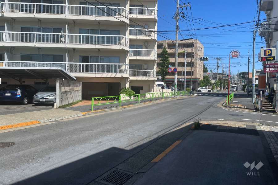 敷地東側の前面道路（南側から）