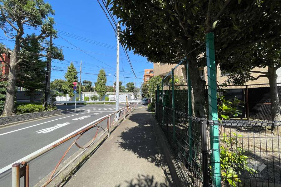 敷地西側の前面道路　