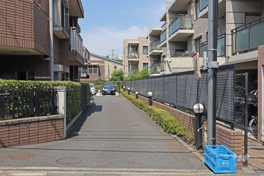 敷地内駐車場（屋内機械式）の出入り口